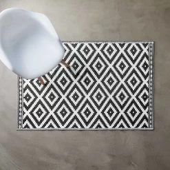 In- & Outdoor-Teppich Ethno Rauten L 180 X B 118cm COLOUR CLASH In Schwarz-Weiß -Butlers butlers in and outdoor teppich ethno rauten l 180 x b 118cm colour clash in schwarz weiss 2